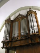 Orgue Dumas à l'église catholique de Cressier. Cliché personnel (avril 2009)