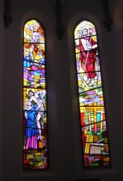 Vitrail gauche et vitrail axial de l'abside du choeur. Cliché personnel