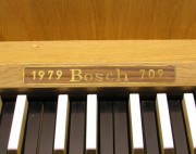 Vue de la plaque de signature de l'orgue. Cliché personnel