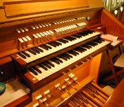 Vue de la console de l'orgue en tribune. Cliché personnel