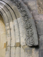 Autres motifs romans du porche du Temple de Bevaix. Cliché personnel