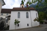 Vue extérieure de l'église St-Martin avec la chapelle de l'ossuaire devant. Cliché personnel (mai 2009)