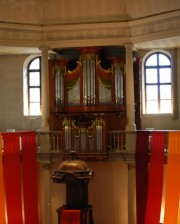 Vue axiale du Temple avec l'orgue. L'éclairage naturel est abondant. Cliché personnel