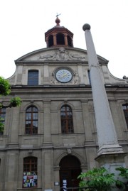 Une dernière vue de la façade du Temple de La Fusterie depuis la place. Cliché personnel (mai 2009)