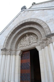 Vue du porche néo-roman et de son tympan remarquable. Cliché personnel