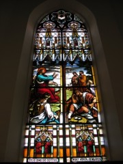Vitrail en l'église d'Aarberg. Ces vitraux portent la mention: Glasmalerei Kuhn, Bâle. Cliché personnel