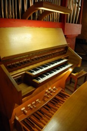 Vue de la console du grand orgue de tribune. Cliché personnel
