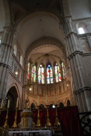 Vue du choeur avec voûtes gothiques et vitraux du 19ème s. Cliché personnel