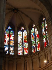 Hauts vitraux néo-gothiques de l'abside. Cliché personnel