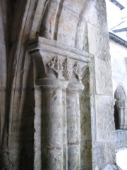 Un chapiteau dans le cloître. Cliché personnel