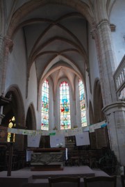 Vue de la nef en direction du choeur et des 3 grandes verrières de 1880. Cliché personnel