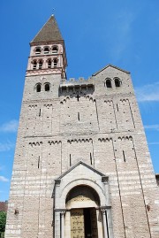 Vue extérieure de l'abbatiale. Cliché personnel (juin 2009)