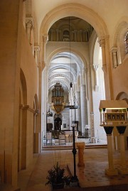 Vue de la nef depuis le déambulatoire, en direction du grand orgue. Cliché personnel