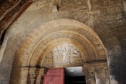 Vue du tympan roman monolithique de cette église (12ème s.). Cliché personnel