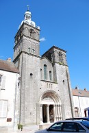 Vue de la façade de l'église de Saulieu. Cliché personnel (juin 2009)