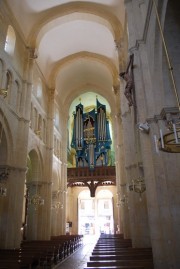 Vue de la nef romane en direction de l'orgue. Cliché personnel