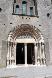 Vue du porche d'entrée roman (remanié et restauré au 19ème s.). Cliché personnel