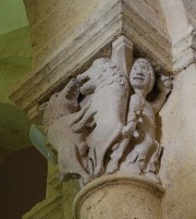 Chapiteau roman, Saulieu: le fameux pet de l'ours. Cliché personnel