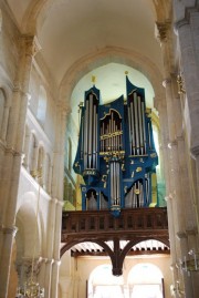 Autre perspective vers l'orgue avec les voûtes romanes. Cliché personnel