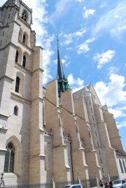 Façade Sud de la cathédrale de Dijon. Cliché personnel (juin 2009)