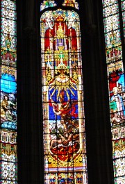 Détail du vitrail axial du choeur: l'archange saint Michel. Cliché personnel