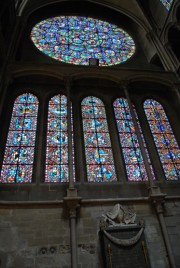 Vitraux du transept Nord: avec 5 lancettes du 13ème s. Cliché personnel