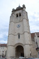 Vue de tour frontale de la Collégiale de Dole. Cliché personnel (juillet 2009)