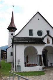 Vue de l'église paroissiale N.-Dame à Münster, vallée de Conches. Cliché personnel (juillet 2009)