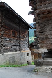 Une échappée entre les habitations de Niederwald. Cliché personnel