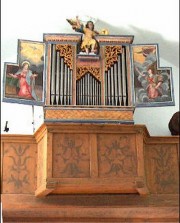Vue de l'orgue avec les volets ouverts. Crédit: http://www.kidd.ch/kirchen_und_kapellen/visperterminen/visper6.JPG