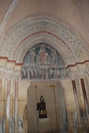 Vue du tympan roman restant de l'ancienne église (avec la Vierge ouvrante). Cliché personnel