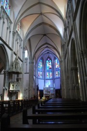 Vue intérieure de la nef (effet bleuté dû aux vitraux). Cliché personnel