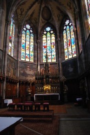 Vue du choeur de l'église catholique d'Obernai: vitraux du 19ème s. Cliché personnel (08.2009)