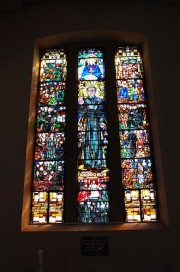 Vue du grand vitrail dans le transept Sud (dédié à St-Jean Bosco, 1938). Cliché personnel