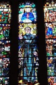 Vue détaillée de St-Jean Bosco dans le vitrail du transept (1938). Cliché personnel