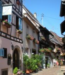 Rue alsacienne typique dans une village ancien. Cliché personnel (août 2009)