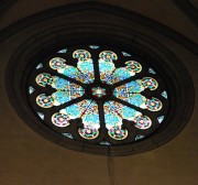 L'une des deux roses néo-gothiques de cette église, en 2009. Cliché personnel