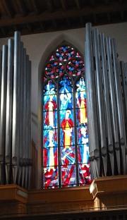 Le grand vitrail de façade ouest (artiste Ernst Tesar, maison K. Isele, 1955). Cliché personnel