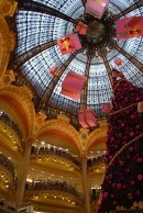 Vitraux Art Nouveau de la coupole des Galeries Lafayette, Paris. Cliché personnel (nov. 2009)