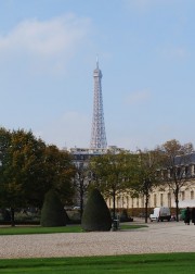 Vue de la tour Eiffel depuis les jardins du Dôme des Invalides. Cliché personnel