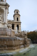 Vue extérieure (fontaine et tour Sud). Cliché personnel (nov. 2009)