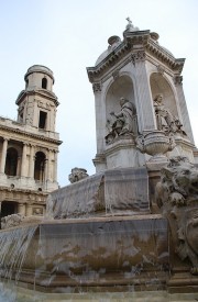 Vue extérieure: église et fontaine St-Sulpice. Cliché personnel (nov. 2009)