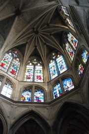 Les voûtes du choeur avec les verrières hautes du 15ème siècle. Cliché personnel