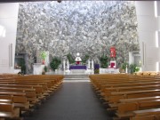 Intérieur de l'église actuelle, contemporaine, du Noirmont. Cliché personnel