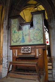 Vue de l'orgue de choeur Hartmann (volets fermés). Cliché personnel