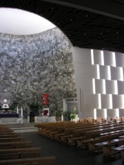 Intérieur (vers le sud) de l'église contemporaine du Noirmont. Cliché personnel