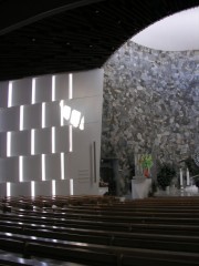 Intérieur vers le nord de l'église contemporaine du Noirmont. Cliché personnel