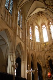 Vue des voûtes du choeur avec des vitraux du 19ème s. Cliché personnel