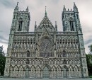 Façade de la cathédrale de Trondheim. Crédit: //fr.wikipedia.org/