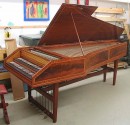 Clavecin avec 16', 8', 8', 4', par Eric Herz, 1974. Crédit: http://www.harpsichord.com/Gallery/